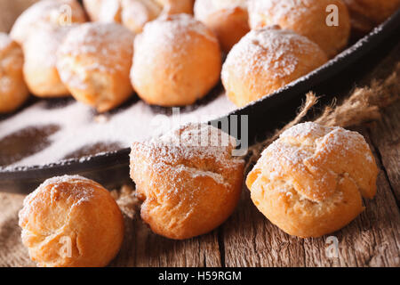 Carnaval maison Castagnole macro sur la table horizontale. Banque D'Images