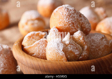 Les délicieux donuts carnival Castagnole macro dans un bol. Banque D'Images