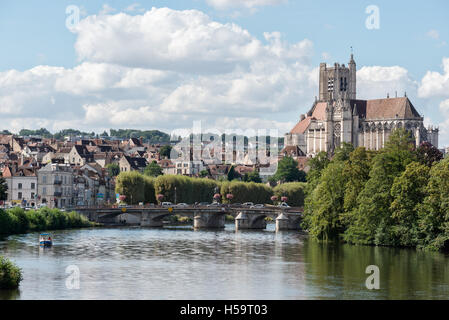 Une vue de la ville d'Auxerre, montrant le Pont Paul Bert et la cathédrale de Saint Etienne à Auxerre Banque D'Images