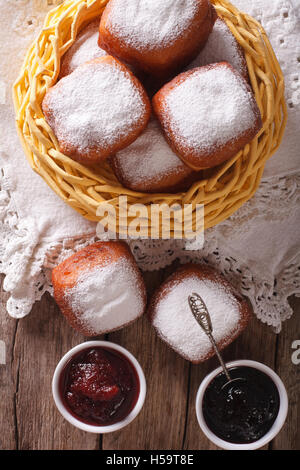 Des beignets sucrés beignets avec du sucre en poudre et le contre-libre sur la table. vertical Vue de dessus Banque D'Images