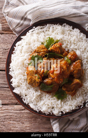 Cuisine indienne : boeuf Madras avec du riz basmati sur la table close-up. vertical Vue de dessus Banque D'Images