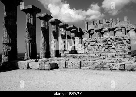 Temple de Selinunte Sicile Italie en noir et blanc ancienne ville grecque située sur la côte sud-ouest de la Sicile Banque D'Images