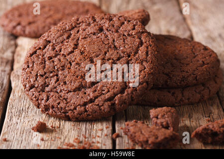 Les cookies au chocolat frais macro avec des fissures sur la table rustique, horizontal. Banque D'Images