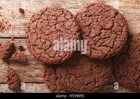 Les cookies au chocolat avec des fissures sur la table horizontale vue du dessus. Banque D'Images