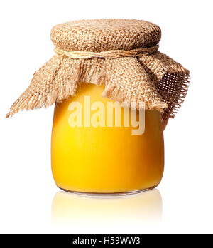 Le miel dans un bocal en verre recouvert de jute isolé sur fond blanc Banque D'Images