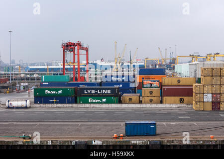 Scène industrielle montrant des conteneurs d'expédition étant stockés sur quai,le port de Dublin, Irlande Banque D'Images