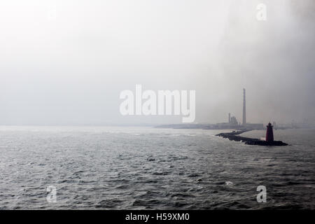 Paysage industriel montrant un phare et l'augmentation de la pollution,cheminées fumer dans l'atmosphère de Dublin, Irlande,. Banque D'Images