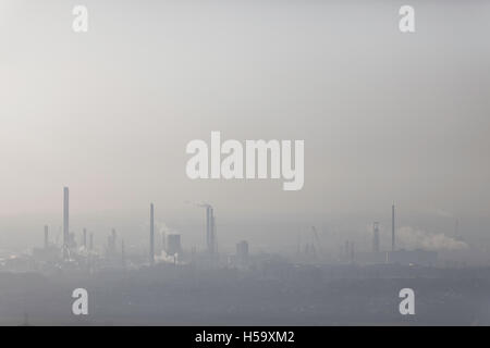 Paysage industriel montrant fumeurs pollution,cheminées s'élevant dans l'atmosphère,Elton,Cheshire, Angleterre, Royaume-Uni. Banque D'Images