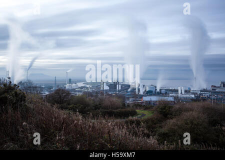 Paysage industriel montrant fumeurs pollution,cheminées s'élevant dans l'atmosphère, Runcorn, Cheshire, Angleterre, Royaume-Uni. Banque D'Images