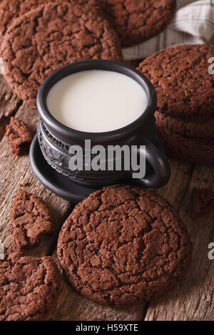 Les cookies au chocolat maison et le lait sur la table close-up vertical. Banque D'Images