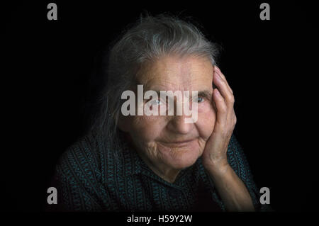 Portrait d'une vieille femme triste. Rêver le passé. Focus sélectif. Banque D'Images