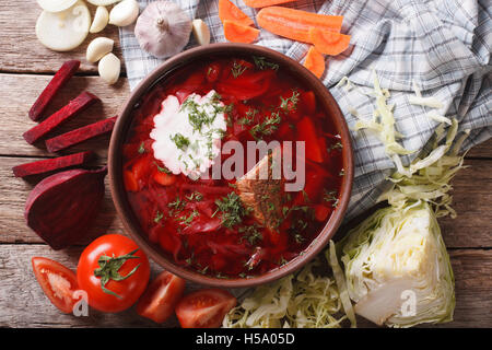 Le bortsch ukrainien de la soupe et des ingrédients sur la table close-up. Vue du dessus horizontale Banque D'Images