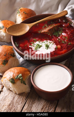 Le bortsch ukrainien soupe avec légumes et viande close up dans un bol sur la table verticale. Banque D'Images