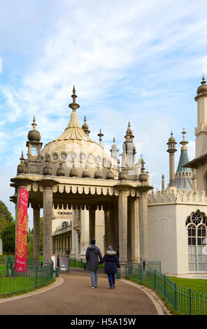 Un couple de visiter Brighton Royal Pavilion, Brighton, East Sussex, Angleterre, Royaume-Uni Banque D'Images