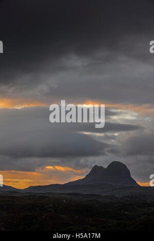 Nuages de pluie sur la montagne Suilven, Inverpolly National Nature Reserve, Sutherland, Highlands, Scotland, UK Banque D'Images