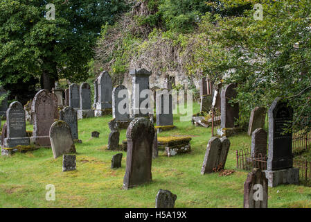 Pierres tombales surmonté dans l'ancien cimetière Lochcarron, Wester Ross, Scotland Banque D'Images