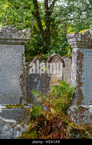 Pierres tombales surmonté dans l'ancien cimetière Lochcarron, Wester Ross, Scotland Banque D'Images