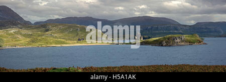 Chambre et la Calda 16e siècle ruines du château d'Ardvreck à Loch Assynt dans les Highlands au coucher du soleil, Sutherland, Scotland, UK Banque D'Images