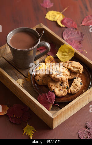 Chocolat chaud boisson chaude ambiance les feuilles d'automne cookies Banque D'Images