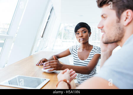 Young businesswoman smiling businessman et discuter de travailler en restaurant Banque D'Images