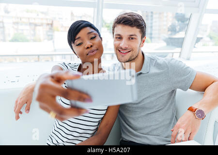 Happy young couple in restaurant photo selfies Banque D'Images