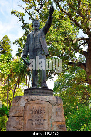 Statue de Cecil Rhodes (2016) colonisateur africain, portant un costume de 3 pièces, debout avec sa main gauche relevée et pointant vers le nord du Cap, Afrique du Sud Banque D'Images