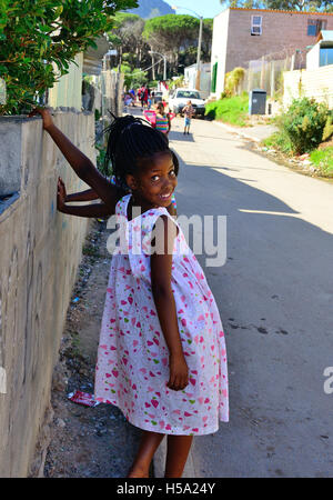 Les filles de l'école dans les établissements humains' 'shack town ship logement à Imizamo Yethu, communément connu sous le nom de Mandela Park, Cape Town Afrique du Sud Banque D'Images