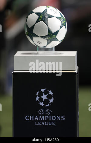 Une vue générale d'une balle de la Ligue des Champions sur une plinthe au cours de l'UEFA Champions League match au Celtic Park, Glasgow. Banque D'Images