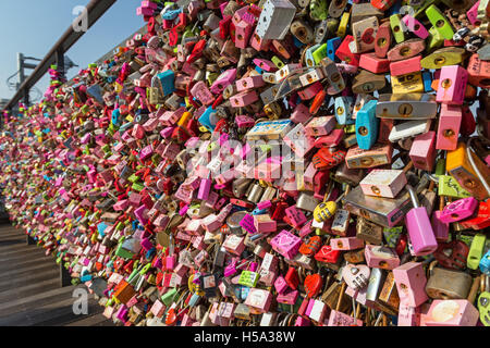 Des milliers de serrures de l'amour à un point d'observation à la colline Namsan Namsan Mountain (ou) à Séoul, en Corée du Sud. Banque D'Images