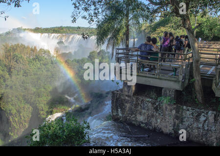 Parc National d'Iguaçu, l'Argentine - le 19 septembre 2009 : les touristes admirant les puissantes chutes d'Iguaçu, et un arc-en-ciel, dans Iguass Banque D'Images