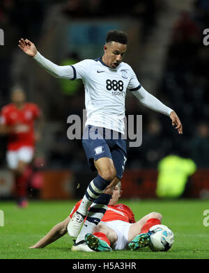 Preston North End Callum Robinson batailles pour la balle avec Huddersfield Town's Aaron Mooy, au cours de la Sky Bet Championship match à Deepdale, Preston. Banque D'Images