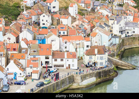 Vue sur le village pittoresque de Staithes nord depuis la Penny nab sur le Cleveland Way sentier. North Yorkshire, Angleterre. UK Banque D'Images