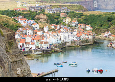 Vue sur le village pittoresque de Staithes nord depuis la Penny nab sur le Cleveland Way sentier. North Yorkshire, Angleterre. UK Banque D'Images