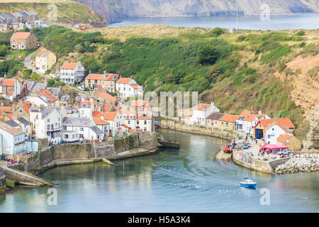 Vue sur le village pittoresque de Staithes nord depuis la Penny nab sur le Cleveland Way sentier. North Yorkshire, Angleterre. UK Banque D'Images