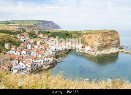 Vue sur le village pittoresque de Staithes nord depuis la Penny nab sur le Cleveland Way sentier. North Yorkshire, Angleterre. UK Banque D'Images