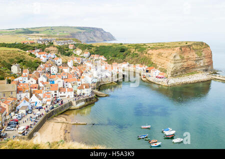 Vue sur le village pittoresque de Staithes nord depuis la Penny nab sur le Cleveland Way sentier. North Yorkshire, Angleterre. UK Banque D'Images