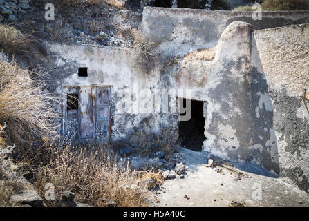 Troglodyte troglodytes abandonnées dans Agrilleia, un village de l'île de Thirassia, Santorin Banque D'Images