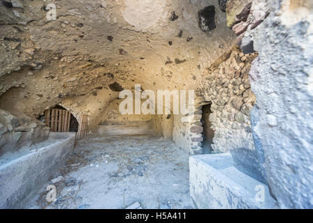 Intérieur d'un habitat troglodytique troglodytique abandonné dans Dora, un village de l'île de Thirassia, Santorin Banque D'Images