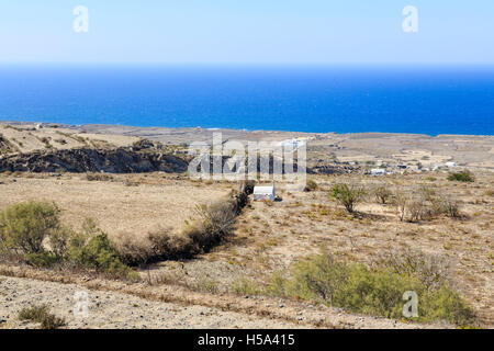 Vue depuis le village de Manolas sur l'île de Thirassia, Santorin : étang asséché et peaux pour la capture des oiseaux Banque D'Images