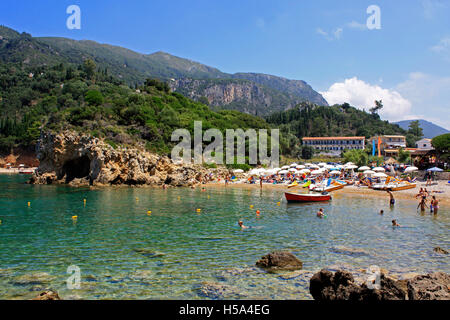 La plage d''Agios Petros, Paliokastritsa plage et les rochers de l'île Ionienne grecque de Corfou Grèce UE Union Européenne Europe Banque D'Images
