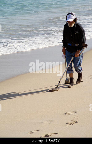 L'homme à la recherche d'objets métalliques sur la plage. Palm Beach, Floride. Banque D'Images