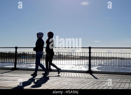 La Jetée de Southport. Southport Merseyside.Angleterre..UK .Les personnes bénéficiant de certains automne soleil. 20 Octobre 2016 Banque D'Images