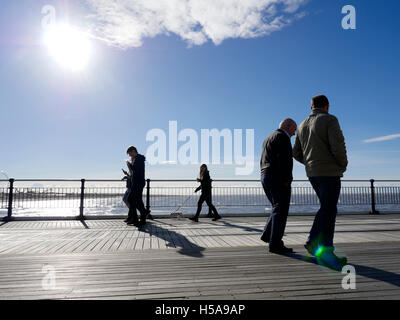 La Jetée de Southport. Southport Merseyside.Angleterre..UK .Les personnes bénéficiant de certains automne soleil. 20 Octobre 2016 Banque D'Images