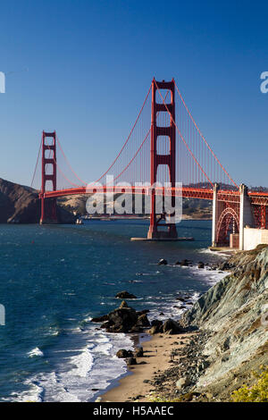 Avis de Marshalls Beach sur le Golden Gate Bridge à San Francisco, Californie, États-Unis, à une soirée sans nuages. Banque D'Images