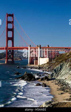 Avis de Marshalls Beach sur le Golden Gate Bridge à San Francisco, Californie, États-Unis, à une soirée sans nuages. Banque D'Images