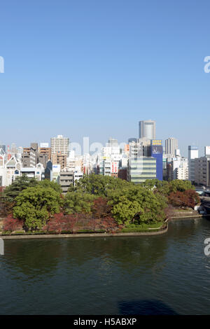 Osaka, Japon - 30 novembre 2015 : La rivière Yodo-Kyū et gratte-ciel du centre-ville d'Osaka, au Japon. Banque D'Images