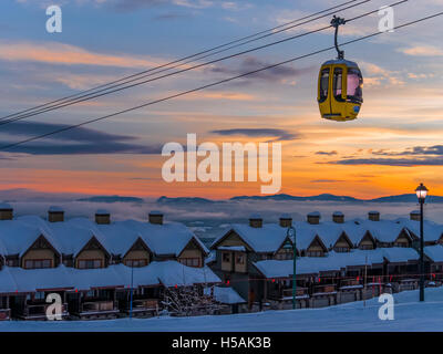 Coucher du soleil et de la télécabine, Big White Ski Resort, Colombie-Britannique, Canada. Banque D'Images