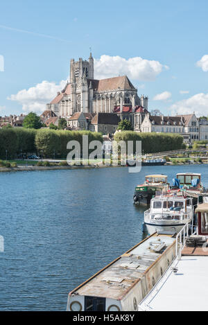 La Cathédrale de Saint Etienne dans la ville d'Auxerre, de l'autre côté de la rivière Yonne montrant bateaux à quai Banque D'Images