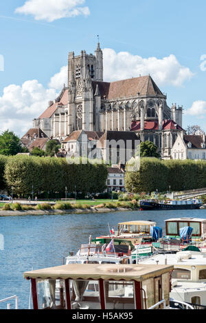 La Cathédrale de Saint Etienne dans la ville d'Auxerre, de l'autre côté de la rivière Yonne montrant bateaux à quai Banque D'Images