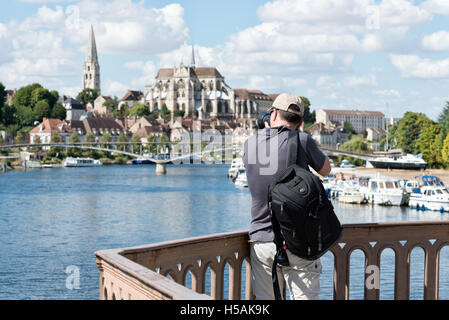 Un photographe de prendre une photo de l'Abbaye Saint Germain, Auxerre du pont, pont Paul Bert sur la rivière Yonne Banque D'Images